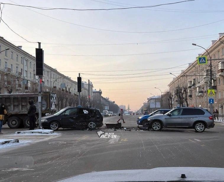 Тройное ДТП произошло на перекрестке Станиславского и Пархоменко.  Случилось всё около 9 утра. В аварию попали кроссовер BMW, минивэн Honda Odyssey и самосвал. О пострадавших не сообщается.   Если вы где-то проезжаете рядом, то берите на заметку, что сейчас на этом участке дороги собралась километровая пробка.  Фото: АСТ-54 Black / Telegram