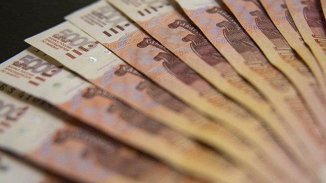 На Кубани увеличилось число жалоб в Банк России В январе-марте 2025 года жители Краснодарского края направили в Банк России 3,2 тыс. жалоб. Это почти на 19% больше в сравнении с тем же периодом прошлого года. Увеличилось число обращений на банки — с 1,6 тыс. в первом квартале 2024 года до двух тысяч в аналогичном периоде нынешнего года. Это связано в основном с жалобами на отказ в проведении операций и блокировку счета. Поступление таких сообщений как в крае, так и в целом по стране начало расти с июля прошлого года. Тогда Банк России обязал кредитные организации на два дня приостанавливать подозрительные переводы, чтобы защитить людей от мошенников и предотвратить хищения денег. В то же время снизилось число жалоб, связанных с проблемами при оформлении потребительских кредитов в банках. В частности, в январе-марте жители края ни разу не сообщили о навязывании дополнительных услуг, в том числе страховок. Не поступало также жалоб на мисселинг, когда под видом одного финансового продукта клиентам продают совсем другой. Например, инвестиционное страхование жизни вместо депозита. Подробнее о мисселинге и способах защиты от него можно прочитать здесь. Продолжает расти количество обращений, связанных с действиями мошенников: с 273 в первом квартале прошлого года до 359 в аналогичном периоде нынешнего года. В том числе потребители сообщали о звонках, сообщениях и документах, полученных якобы от сотрудников Банка России. «Сотрудники Банка России, или Центрального банка, не пишут людям, не присылают копии документов и удостоверений, не просят перевести деньги на безопасные счета. Исключение из этого правила может быть только одно: если вы направляли жалобу в Банк России. Вам могут позвонить или направить письмо, но только по теме вашего обращения», — подчеркивает заместитель начальника Южного ГУ Банка России Николай Курилов. Направить жалобу на действия банков, микрофинансовых, страховых или инвестиционных компаний можно несколькими способами: через интернет-приемную на официальном сайте мегарегулятора или в чате мобильного приложения «ЦБ онлайн».
