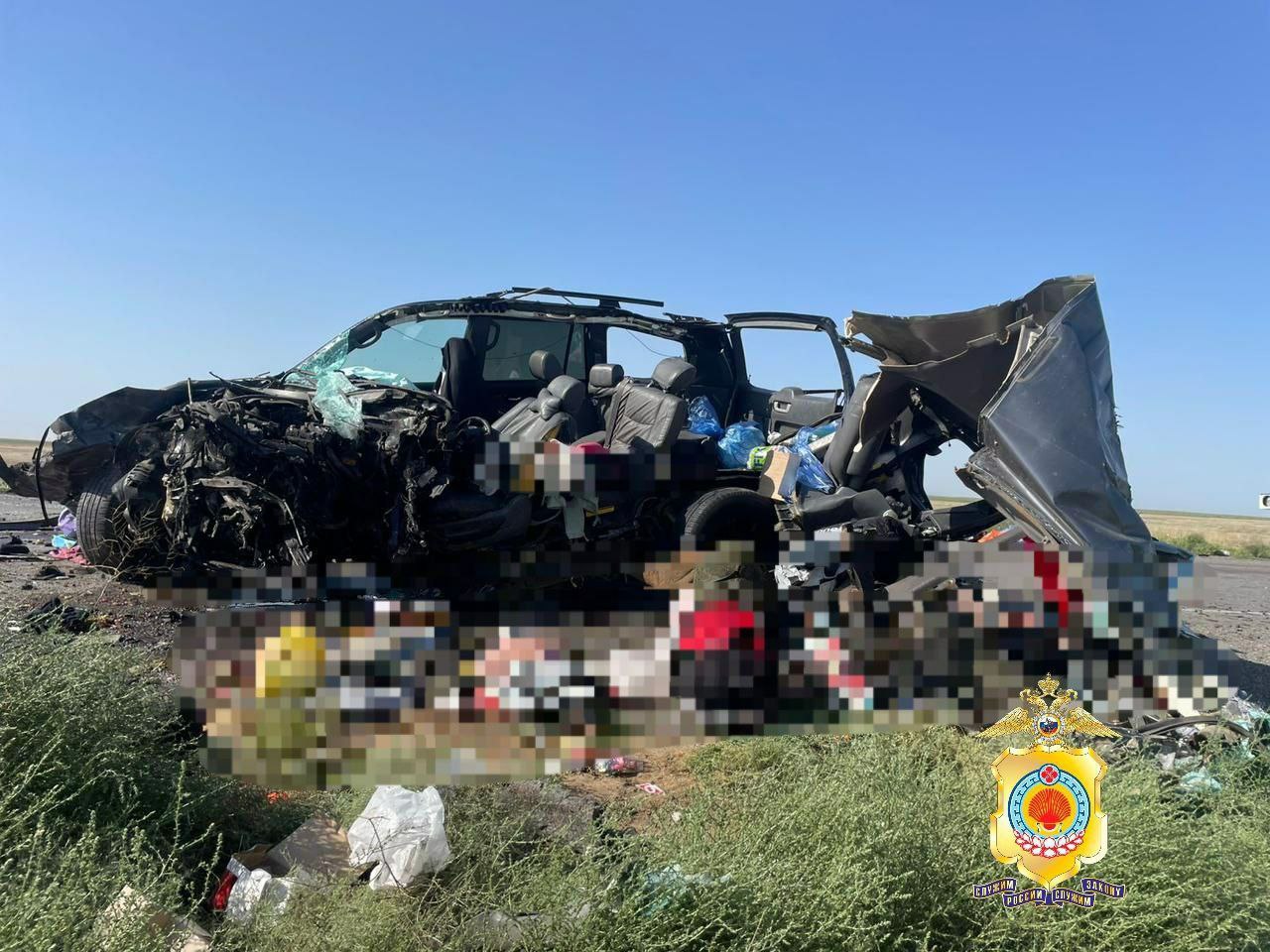 Три человека погибли и двое пострадали при столкновении бензовоза Volvo и легкового автомобиля Toyota Land Cruiser Prado на 145 м километре автодороги Яшкуль Комсомольский Артезиан в Черноземельском районе Калмыкии сообщает МВД региона PROtransport