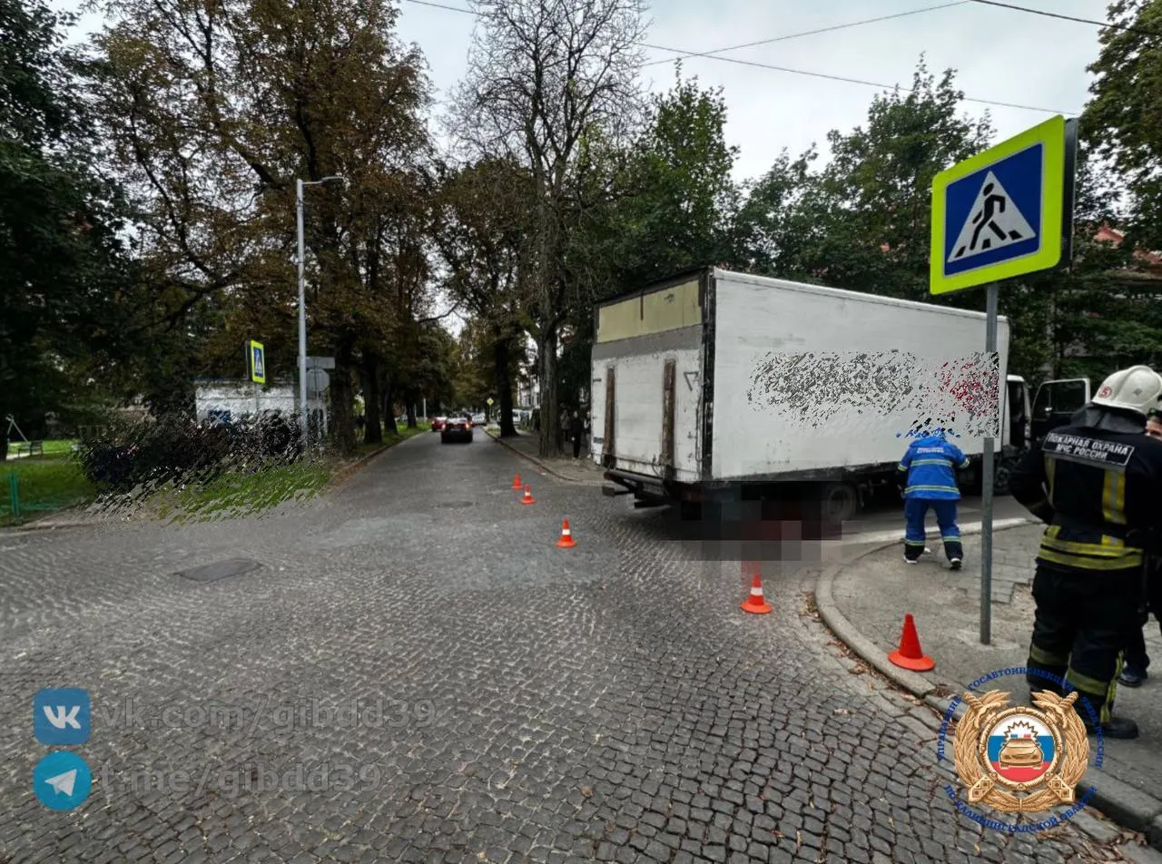 В Калининграде окончательно утвердили приговор водителю грузовика под колёсами которого на Банковской погиб 10 летний мальчик Напомним трагедия произошла 30 сентября 2025 года на перекрёстке улиц Коммунальной и Банковской 49 летний водитель сбил ребёнка который переходил дорогу вне пешеходного перехода Мальчик погиб на месте Суд назначил мужчине наказание в виде двух лет колонии поселения и запрета на управление транспортом на два года Защита пыталась обжаловать приговор но апелляция оставила его без изменений Фото пресс служба ГАИ по Калининградской области Прямой эфир Прислать новоcть Канал в МАХ