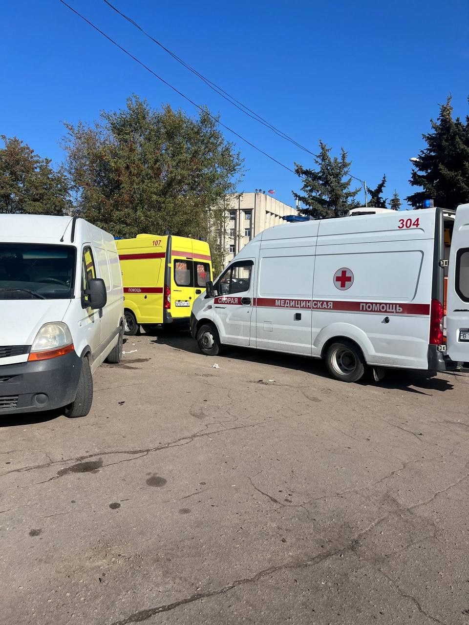Состояние мужчины пострадавшего от взрыва в Луганске тяжелое Мужчина с травматической ампутацией нижней конечности бригадой скорой помощи доставлен в республиканскую клиническую больницу Еще одна пострадавшая женщина Её состояние оценивается как средней тяжести Раненые уже в операционной сообщила министр здравоохранения ЛНР Наталия Пащенко Погибших в результате взрыва на Черноморской в Луганске нет В сети распространяется недостоверная информация Пострадавшие госпитализированы Луганск в Телеграм