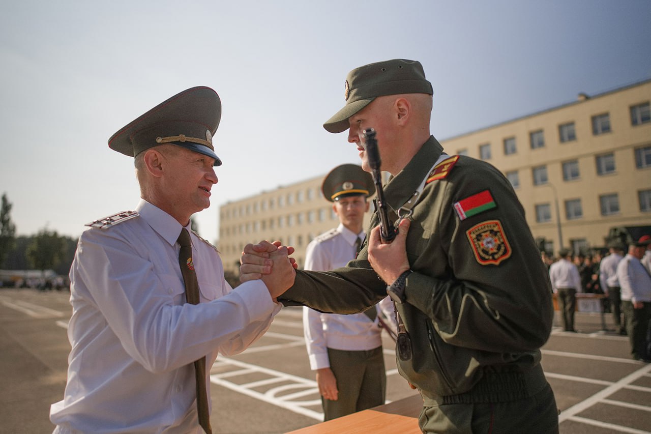 67 первокурсников факультета внутренних войск приняли Военную присягу    В Военной академии Республики Беларусь бойцы поклялись на верность Отечеству и народу. Каждый из них достойно проявил себя на учебном сборе, смог преодолеть этот вызов и стать крепче. Теперь всех их по праву можно называть защитниками Родины.    – Горжусь тем, что буду защищать страну. Поначалу было тяжело, но мы вытерпели и преодолели все испытания. За прошедший месяц я стал более собранным, спокойным, далеко продвинулся в физическом плане, появилась уверенность. Знаю, служба будет интересной, я исполню мечту и стану офицером, сейчас нацелен на распределение в отряд специального назначения «Буран», – рассказал курсант 1-го курса Виталий Байлуков.    Заместитель командующего внутренними войсками полковник Сергей Гребенников поздравил курсантов, все они приняли важное и правильное решение, в их руках спокойствие близких и соотечественников. Для готовности к любым вызовам, обучение будет проходить по новой улучшенной программе, вобравшей в себя опыт поколений и передовые знания военного дела.  – Впечатления от происходящего у меня отличные, мы с сослуживцами уже сблизились и ощущаем себя как одно целое. Я верю в свои силы, в глобальных планах – служба в отряде специального назначения «Беркут», – отметил курсант 1-го курса Артем Федорович.