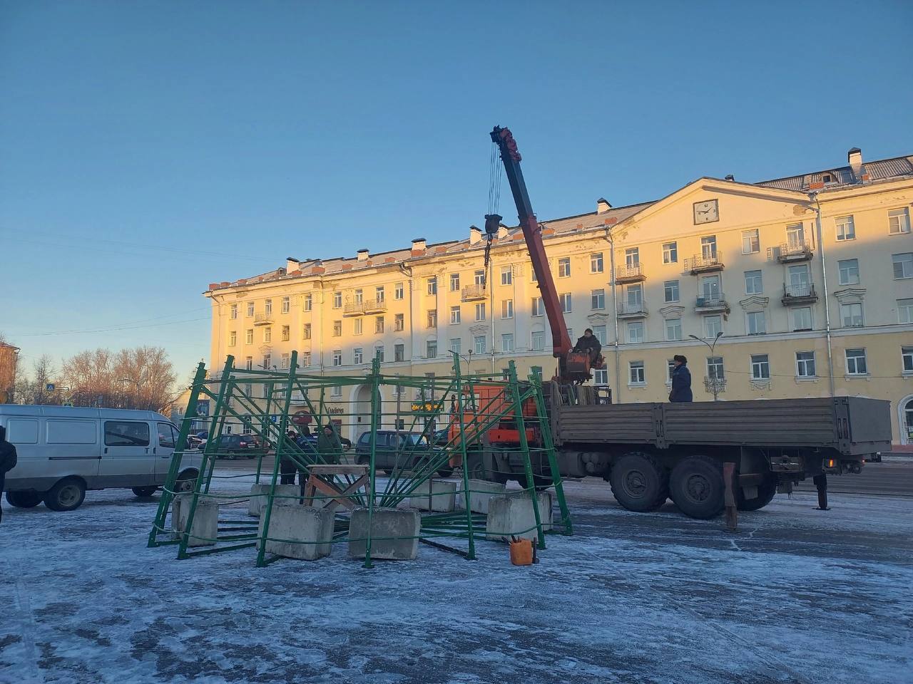 В Северодвинске тоже начали устанавливать главную новогоднюю ель     В городской администрации сообщили, что её украсит около 200 игрушек. Открытие елки запланировали на 13 декабря.     Архангельск №1   Прислать новость