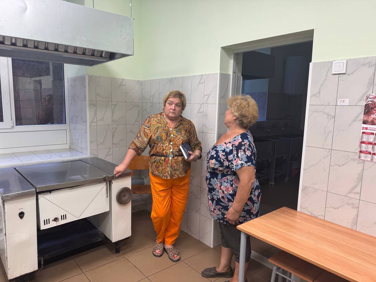 Депутат Народного Совета ДНР Наталья Бурцева проверила, как идет подготовка к новому учебному году в средней школе №4 города Макеевки.  «По поручению Главы ДНР Дениса Пушилина готовим школы к новому учебному году. На данный момент в ГБОУ «Средняя школа №4 г. о. Макеевка» выполнен косметический ремонт актового зала. На втором этаже здания отреставрированы бюсты русских писателей. Окрашены спортивный зал и оборудование спортплощадки.  Окончен частичный ремонт шиферной кровли. Проводится монтаж пожарной сигнализации. К началу учебного года все запланированные работы будут выполнены»,  - сообщила депутат.  Кроме того, Наталья Бурцева приняла участие в заседании штаба по охране здоровья в Макеевке:  «Основная задача штаба - повышение качества медицинских услуг и их доступности. Вместе с коллегами продолжили обсуждение актуальных вопросов».   Отметим, что штабы по здравоохранению созданы во всех муниципалитетах Республики во исполнение поручения Главы ДНР Дениса Пушилина.  #Депутатский_контроль #НС_ДНР