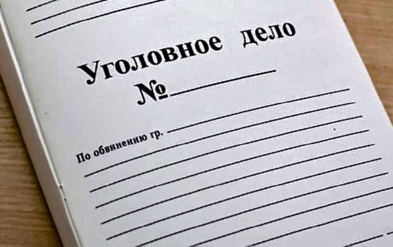 В Тюмени по материалам прокурорской проверки возбуждено уголовное дело в отношении недобросовестного подрядчика      ‍ Прокуратура Ленинского административного округа г. Тюмени провела проверку соблюдения законодательства о закупках для нужд Областной клинической больницы № 2.     Установлено, что медицинским учреждением с индивидуальным предпринимателем заключен государственный контракт на ремонт детского стационара. Подрядчик к ремонту не приступил. Контракт расторгнут. Предприниматель включён в реестр недобросовестных поставщиков.   Как показала прокурорская проверка, для допуска к участию в закупке предприниматель в качестве подтверждения наличия опыта выполнения работ представил поддельный договор на строительство жилого дома. Фирма - заказчик по этому договору не осуществляла реальную финансово-хозяйственную деятельность, расчеты по договору между сторонами не производились.   Кроме того, привлеченным к проверке специалистом в сфере строительства выявлены многократные завышения объёмов выполненных работ по договору.     Прокуратура округа направила материалы проверки в порядке п. 2 ч. 2 ст.37 УПК РФ в УМВД России по г. Тюмени для дачи уголовно-правовой оценки. По результатам их рассмотрения возбуждено уголовное дело по ч. 5 ст. 327 УК РФ  использование заведомо подложного документа .   Ход и результаты расследования уголовного дела на контроле прокуратуры.   Ремонт больницы проводится силами нового подрядчика.