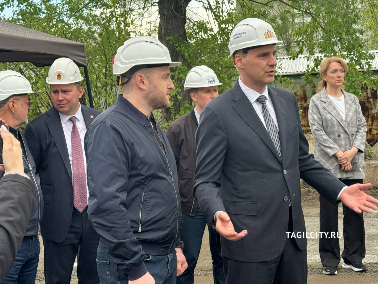 Врио губернатора Свердловской области Денис Паслер посетил площадку строящегося на месте бывшей военной части ФОКа. Ему рассказали об уникальности проекта, ходе работ и сроках строительства. Подписаться Присылайте фото, видео и новости