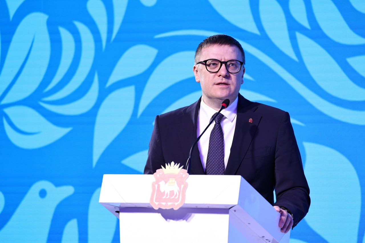 Алексей Текслер поздравил челябинских атомщиков Губернатор Алексей Текслер поздравил челябинцев с Днем работника атомной промышленности Он поблагодарил ветеранов отрасли за огромный вклад в развитие а действующим специалистам пожелал успехов и здоровья Глава региона назвал отрасль символом научного и технологического лидерства России Челябинская область заняла особое место в ее истории здесь был выкован ядерный щит страны Именно на Южном Урале сформировались уникальные исследовательские и производственные коллективы Мирный атом во многом обеспечивает энергетическую независимость нашей Родины открывает новые горизонты для науки медицины космоса и целого ряда других сфер подчеркнул Алексей Текслер Атомная промышленность по словам губернатора дает большие возможности для самореализации молодых ученых Сфера служит базой для научных и инженерных прорывов Подписаться на vecherchel   Голосовать за канал