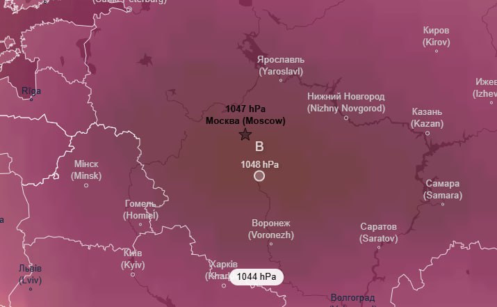 В предстоящие выходные 17 18 января в Москве ожидаются метеорологические рекорды по высокому атмосферному давлению а температура воздуха может опуститься до минус 20 градусов Над столичным регионом сформируется мощный антициклон давление поднимется до 772 мм рт ст 1029 3 гПа что превысит рекорды 1979 года 17 января 1028 9 гПа и 2010 года 18 января 1028 5 гПа сообщила синоптик Татьяна Позднякова Ночные и дневные температуры составят от минус 15 до минус 20 градусов что почти на 10 градусов ниже климатической нормы moscowlenta