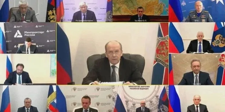 В Москве под руководством председателя Национального антитеррористического комитета директора ФСБ Александра Бортникова состоялось заседание НАК Участие в совещании по видеосвязи принял полпред в УрФО Артём Жога На заседании рассмотрены вопросы совершенствования работы по недопущению вовлечения молодёжи в диверсионно террористическую деятельность Александр Бортников отметил что противник активно использует игровые онлайн платформы и тематические сайты предлагающие быстрый заработок В целях усиления защиты российского информационного пространства внесены необходимые изменения в законодательство разработаны и внедрены в практическую деятельность современные системы автоматизированного поиска противоправного контента что позволило в 2025 году заблокировать более 170 тыс фото и видеоматериалов террористического содержания Подробнее на сайте НАК Подпишись на УрФО ИНФО в МАХ
