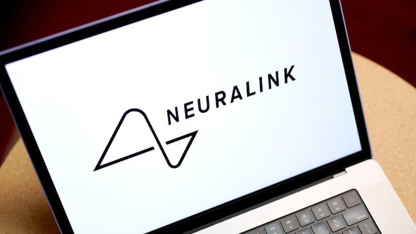 Компания Neuralink, основанная Илоном Маском, зарегистрировала товарные знаки «Телепатия»  Telepathy  и «Телекинез»  Telekinesis  для своих будущих нейроинтерфейсов. Заявки были поданы в Ведомство по патентам и товарным знакам США  USPTO  3 марта. Эксперты считают, что описания в заявках могут быть спекулятивными, но они соответствуют долгосрочному видению Маска о создании «цифровой телепатии».  Первый продукт Neuralink, как ранее заявлял Маск, получит название «Телепатия» и будет предназначен для пациентов с параличом, позволяя им управлять компьютерами или смартфонами через нейроимплант. Однако заявка на товарный знак указывает на более амбициозные цели: «Телепатия» описывается как «имплантируемый интерфейс мозг-компьютер для облегчения коммуникации и управления программным и аппаратным обеспечением». Это оставляет пространство для интерпретаций, включая возможность прямого обмена мыслями между людьми с имплантами.  КИБЕРФРОНТ.