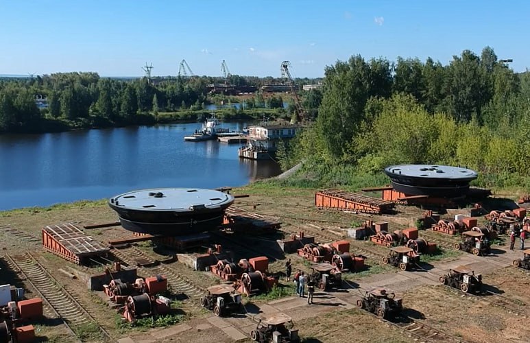 В рамках модернизации Пермская судоверфь ввела в эксплуатацию более 40 единиц металлообрабатывающего и сварочного оборудования Пермская судоверфь завершила масштабную модернизацию производственных мощностей В рамках выполненных работы было закуплено и введено в эксплуатацию более 40 единиц металлообрабатывающего и сварочного оборудования полностью отремонтировано помещение заготовительного участка построена новая котельная отремонтированы фасады производственных и административных зданий а также установлены пять новых цеховых ворот в том числе ворота эллинга Пермская судоверфь сегодня развивается в тесной координации двух учредителей группы Эмпериум и Фонда развития Пермского края а также при личной поддержке губернатора Пермского края Дмитрия Махонина рассказал Коммерсанту генеральный директор компании Николай Малухин Он отметил что с 2022 года ПСВ выпускает плавучие остановочные комплексы Ecostation для речной инфраструктуры Москвы Так ПСВ уже построила 24 таких уникальных сооружения которые соединяют в себе возможности остановочного комплекса и зарядного устройства для электросудов По словам Николая Малухина модернизация производства позволила предприятию локализовать изготовление таких комплексов в Перми Благодаря Пермской судоверфи развивается и речная инфраструктура Прикамья Предприятие строит модульные причалы которые уже установлены на речном вокзале в Перми а также в Закамске Краснокамске музее Хохловка и в Соликамске Планируется их установка в Осе и Добрянке строительство сооружений уже идет Интерес к модульным причалам проявляют и другие регионы   Подписаться на Медиапалубу