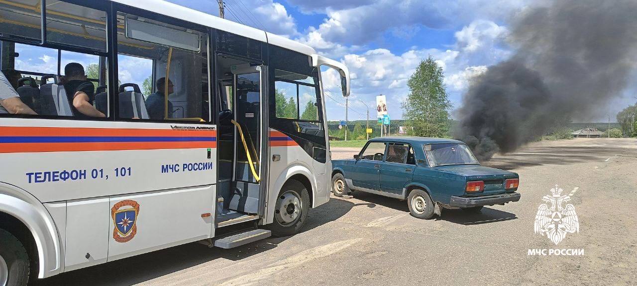 ⏱Минуты спасения В Сыктывкаре прошли учения МЧС России по ликвидации последствий ДТП. По легенде, на автомобильной дороге «Сыктывкар - Эжвинский район» произошло лобовое столкновение легкового автомобиля с пассажирским автобусом. В результате ДТП произошло опрокидывание автобуса и воспламенение топлива на дорожном полотне. Люди получили травмы и не могли выбраться из салона. Специалисты: ликвидировали возгорание; деблокировали пострадавших; оказали первую помощь и передали их бригаде Центра медицины катастроф. «Отработка вопросов организации взаимодействия между экстренными оперативными службами, участвующими в ликвидации последствий ДТП крайне необходима. В реальной ситуации счёт идёт на минуты. И те, кто реагирует на дорожно-транспортные происшествия, должны своевременно оказать всю необходимую помощь людям»,– отметил руководитель учений - заместитель начальника 1-го пожарно-спасательного отряда Денис Бунин. ⏰Всего в учениях были задействованы 5 4 человека и 1 4 единиц техники. МЧС Республики Коми