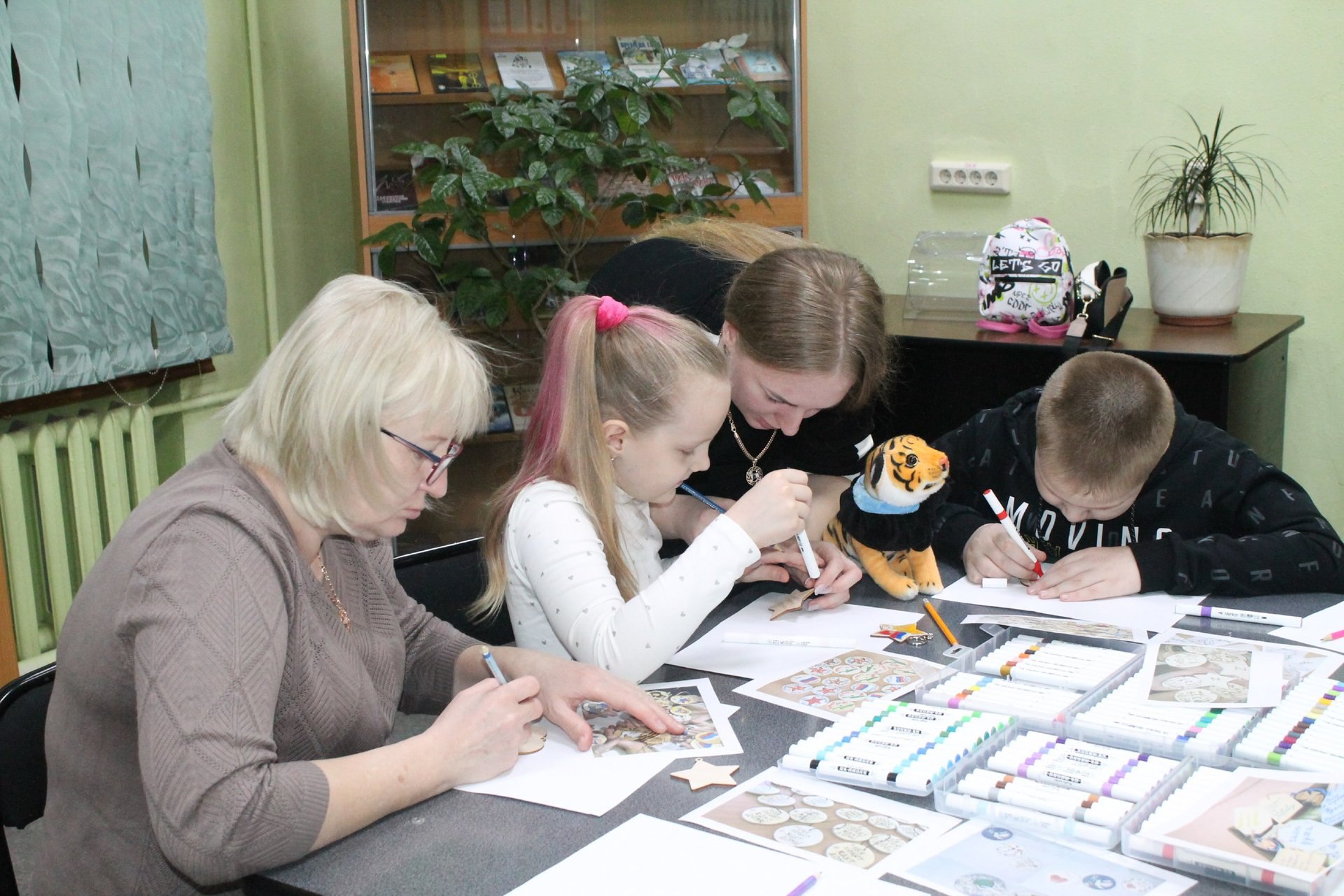 Талисманы добра изготовили на мастер классе семьи участников СВО в Биробиджане В областной библиотеке Биробиджана организовали мастер класс по созданию оберегов для бойцов специальной военной операции Творческая встреча Талисман добра объединила семьи защитников Отечества со всей ЕАО Мероприятие прошло в теплой и дружеской атмосфере Собравшиеся изготавливали оригинальные брелоки обереги для своих пап сыновей и братьев которые сейчас находятся на передовой Подробнее читайте по ссылке   riabir ru 477185