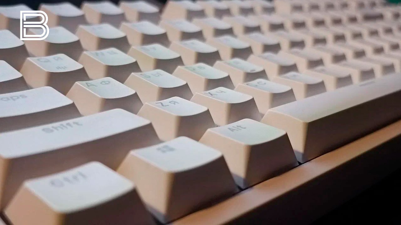 Мошенники пользуются новыми уловками в преддверии Дня защитника Отечества Чаще всего аферисты делают рассылки на электронную почту в мессенджерах и запускают всплывающую рекламу в интернете В них встроены ссылки на промокоды и специальные предложения позволяющие купить подарок к 23 февраля по эксклюзивной скидке в 90 Чаще всего такие выгодные предложения распространяются на электронику парфюмерию инструменты и мужскую одежду Подробнее об активности мошенников перед 23 февраля рассказали в УМВД Росси по Мурманской области Все самые важные новости Telegram MAX