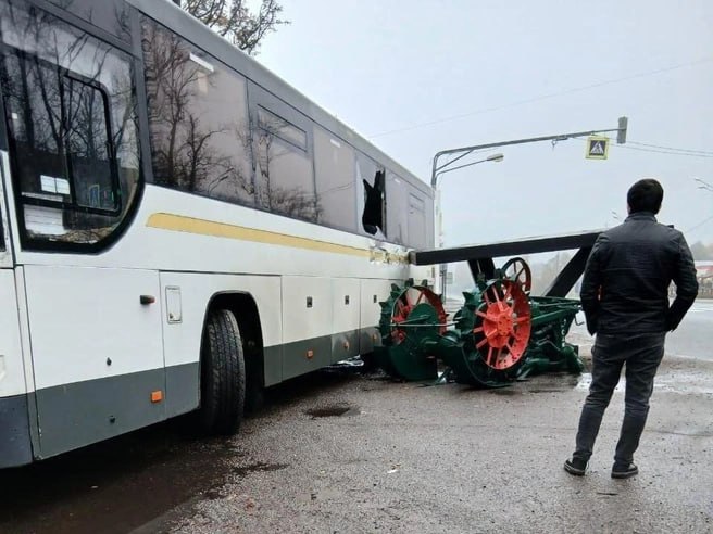 В подмосковных Бронницах пассажирский автобус врезался в памятник первому советскому экспортному трактору в результате Трактор Универсал 2 Владимирского тракторного завода слетел с постамента и сейчас пребывает в плачевном состоянии В Мострансавто извинились перед местными жителями и пообещали восстановить памятник лучше чем был до этого фотодня