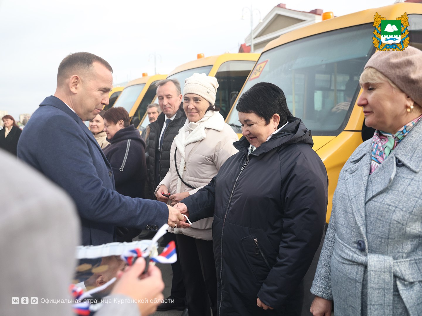 В Кургане ещё больше детей буду ездить на новых школьных автобусах В Кургане губернатор Вадим Шумков передал ключи от новых школьных автобусов руководителям образовательных учреждений со всего региона Подробности по ссылке oblast45 ru publication 78632
