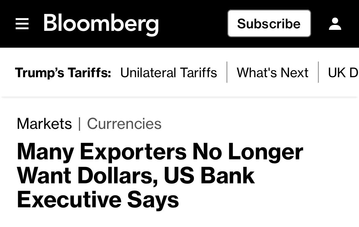 Поставщики товаров в США отказываются от долларов, — Bloomberg Американские импортёры всё чаще сталкиваются с нежеланием своих иностранных контрагентов получать оплату в долларах. Они предпочитают другие валюты, стремясь ограничить свои риски, связанные с дальнейшими колебаниями курса доллара, — констатирует Bloomberg По мнению стратегов Citigroup торговые счета-фактуры станут одной из областей, в которой доминирование доллара окажется под угрозой «На рынках от Восточной Азии до Латинской Америки всё больше экспортёров предпочитают заключать контракты в евро, юанях или в местных валютах», — заявил представитель компании Corpay Карл Шамотта «КРИСТАЛЛ РОСТА» ранее информировал, что по мнению британского Economist бегство от доллара обрушит финансовую систему США, а также приводил мнение Александра Галушки о том, что «дедолларизация мировой экономики — это исправление исторической и теоретической ошибки»