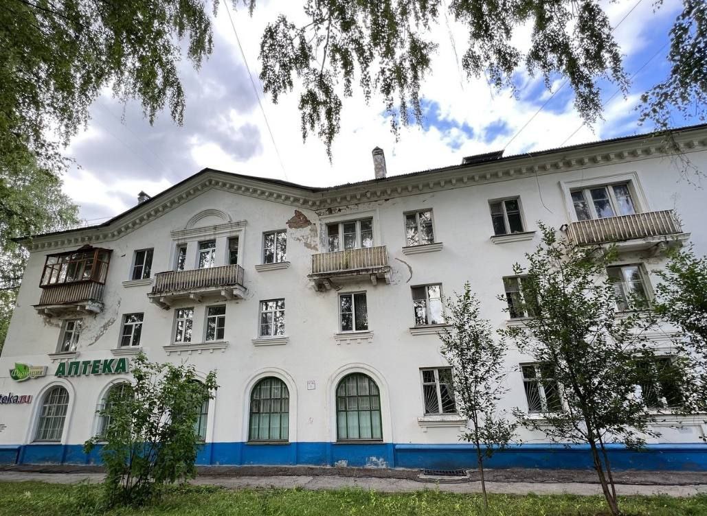 Прокуратура Чувашии призывает родителей усилить контроль за детьми после двух падений из окон Прокуратура Чувашской Республики обратилась к родителям с призывом усилить контроль за малолетними детьми, особенно в связи с наступлением тёплого времени года. Открытые окна в квартирах при отсутствии присмотра могут привести к трагическим последствиям. За последние два дня в Чебоксарах зафиксированы два случая падения малолетних детей из окон многоквартирных домов. 8 июля, около 20:00, пятилетний ребёнок выпал из окна квартиры на третьем этаже дома, расположенного на площади Победы. Пострадавший был госпитализирован, ему оказывается необходимая медицинская помощь. 9 июля, около 9:00, на улице Хевешской прохожий обнаружил трёхлетнего мальчика, предположительно также выпавшего из окна третьего этажа. По предварительным данным, в квартире во время инцидента отсутствовали взрослые, при этом в помещении находились другие малолетние дети. Пострадавший ребёнок доставлен в больницу. В обоих случаях организованы проверки, материалы находятся на контроле прокуратуры. Надзорное ведомство подчёркивает: безопасность детей — это зона ответственности родителей. Установите ограничители на окна, не оставляйте ребёнка без присмотра, особенно в помещениях с открытым доступом к окнам. ‼ Помните: жизнь и здоровье ребёнка — в ваших руках.