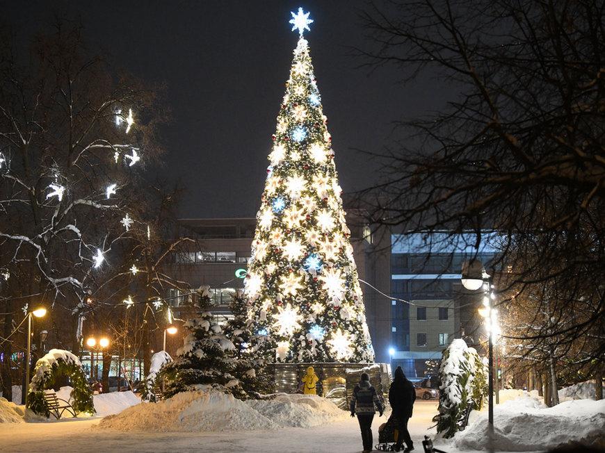 В этом году во всех районах Казани заработают 37 елочных городков Монтаж начнется в начале декабря а торжественные открытия запланированы ближе к Новому году Первую праздничную ель уже установили на площади у ДК химиков   inde io news v kazani otkroyutsya 37 elochnyh gorodkov