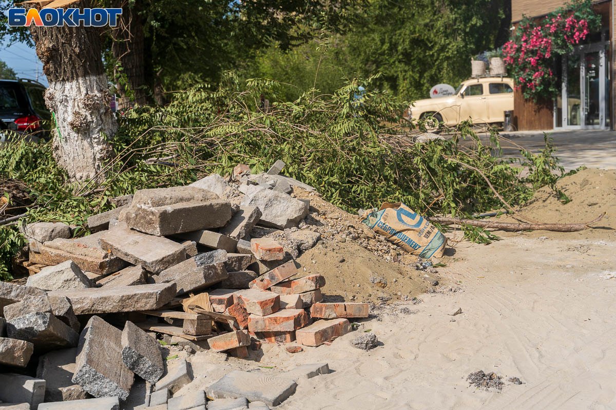 Апокалипсис в центре устроили ради создания образцовой улицы  В Волгограде улица Краснознаменская, где выполняют работы сразу по двум крупным госконтрактам, стала сплошным неудобством для пешеходов и водителей. Продлится оно еще несколько месяцев, но в финале должна получиться образцовая улица.  Как выживают в строительном апокалипсисе пешеходы и автомобилисты, запечатлел наш фотограф. Мы посмотрели снимки и не позавидовали жителям. Посмотрим, что получится в итоге