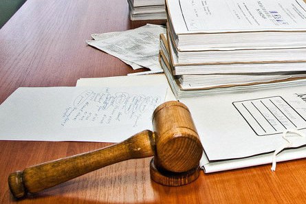 На Ставрополье осудили двух участников беспорядков в аэропорту Махачкалы Георгиевский городской суд Ставрополья приговорил двух участников беспорядков в аэропорту Махачкалы к 8 5 и 10 годам колонии Их уголовные дела стали последними подобными рассмотренными в судах края Об этом сообщает ТАСС со ссылкой на прокуратуру региона Суд с учетом позиции государственного обвинителя принимая во внимание характер и степень общественной опасности совершенного преступления назначил подсудимым наказание в виде 8 лет 6 месяцев и 10 лет лишения свободы соответственно с отбыванием в исправительной колонии общего режима говорится в сообщении Как пояснили в пресс службе прокуратуры Ставрополья больше в судах региона не осталось уголовных дел в отношении участников беспорядков в аэропорту Уйташ aviaru net n291580