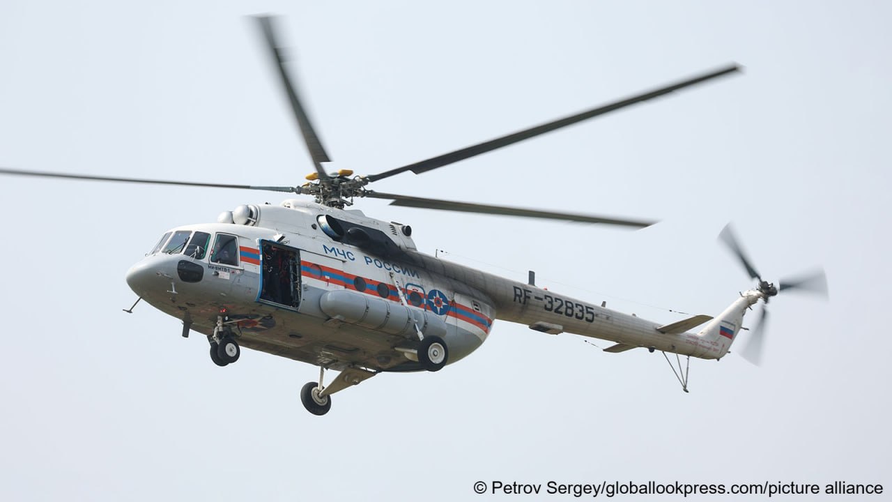 В России не хватает вертолетов для авиаслужб спасения Известия Службы спасения в российских регионах могут остаться без вертолетов что затруднит оказание помощи жертвам катастроф Сейчас из 111 утвержденных пунктов дежурств вертолетов Ми 8 и самолетов Ан 26 по стране не хватает почти трети выяснила газета Известия Речь идет в частности о дежурствах авиатехники в Воронеже Калининграде Екатеринбурге Новосибирске Чите Казани Нижнем Новгороде и других городах Как отмечает издание в случае ЧП спасатели вылетают на место на вертолетах арендованных у частных авиакомпаний Однако в последнее время компании отказываются от сотрудничества с государством требуя повышения тарифов Сейчас они на 75 ниже себестоимости полетов утверждают перевозчики В результате торги по контрактам уже не раз срывались а в некоторых городах договоры на поисково спасательное обеспечение вообще не удалось заключить из за отсутствия подрядчиков пишут Известия Если ситуация не изменится то количество пробелов в поисково спасательном обеспечении в России может увеличиться вдвое уже в этом году утверждает один из источников издания dwglavnoe