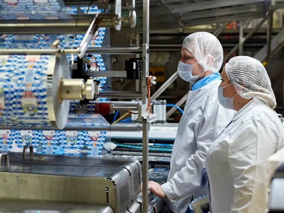 Компания Health & Nutrition бывшая "Данон Россия" намерена расширить свое присутствие на рынке Китая - компании удалось организовать регулярные экспортные отгрузки в Белоруссию, Казахстан, Узбекистан, Киргизию, Азербайджан, Туркменистан, Таджикистан, Армению, Грузию и Монголию. "В 2024 году доля экспорта в нашей выручке составила около 2%, это немного, но и немало для первого года развития экспортного направления в недавно локализованном бизнесе. К тому же у нас сложный для экспорта продукт - свежий молочный, с ограниченным сроком годности и требующий особых условий транспортировки. Продолжаем небольшие партии ультрапастеризованного молока "Простоквашино" экспортировать в Китай. Будем продолжать осваивать Китай" - сообщил генеральный директор компании Якуб Закриев. Health & Nutrition входит в число крупнейших переработчиков сырого молока в России. По итогам 2024 года выручка компании выросла на 21,6%, а производственные объемы увеличились на 20,6%.