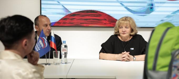 Председатель Законодательного собрания Свердловской области Людмила Бабушкина во время приема граждан встретилась с семьями участников СВО. Главным вопросом стала подготовка детей к школе  В числе уральцев, пришедших на личный прием, была супруга участника СВО Наталья Баталова. Она рассказала, что ее старший ребенок уже окончил школу, младшему сыну — шесть лет, а средняя дочка переходит в четвертый класс. Семье необходима помощь в подготовке девочки к учебному году.  Людмила Бабушкина подарила будущей четверокласснице Маше рюкзак с учебниками и канцелярскими товарами. Подарки от председателя Законодательного собрания также получил младший брат девочки — шестилетний Саша.    Подробнее читайте на сайте «Областной газеты».    пресс-служба Законодательного собрания Свердловской области   Подписаться на «ОГ» Прислать новость Поддержать канал