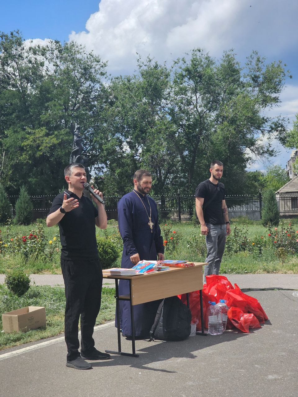 Заместитель Председателя НС ЛНР Ермоленко Александр и Руководитель фракции КПРФ в НС ЛНР Гуменюк Игорь организовали праздничные мероприятия для детей на территории Свято-Владимирского кафедрального Собора г.Луганска рисуем на асфальте " Дружат дети всей Земли!". Мероприятие посвящённое международному дню защиты детей. Дети рисовали рисунки о дружбе мире - это проявление любви, дружбы и созидании! "Мы очень хотели,чтобы его участники при помощи разноцветных мелков отобразили на асфальте извечную мечту всех детей о мире, дружбе и любви, нарисуем нашу замечательную землю и любимых всеми детьми сказочных персонажей. Нарисовали свое представление о детской дружбе",- отметил Александр Ермоленко. Мероприятие проходило под патронатом Регионального отделения КПРФ ЛНР и духовенства Свято-Владимирского кафедрального Собора и настоятеля Собора протоиерея Владимира Конанчука. В мероприятии приняли участие юолее 40 детей в возрасте от 3 до 17 лет, многодетные семьи. Дети имели возможность в праздничной обстановке показать свое мастерство в изобразительном искусстве на асфальте и потанцевать с большим, белым медведем. Все участники мероприятия возграждены сладкими подарками от парламентариев, вкусным мороженым, а также наборами для изобразительного искусства от духовенства Свято-Владимирского кафедрального Собора! #КПФР #красныеVгороде!