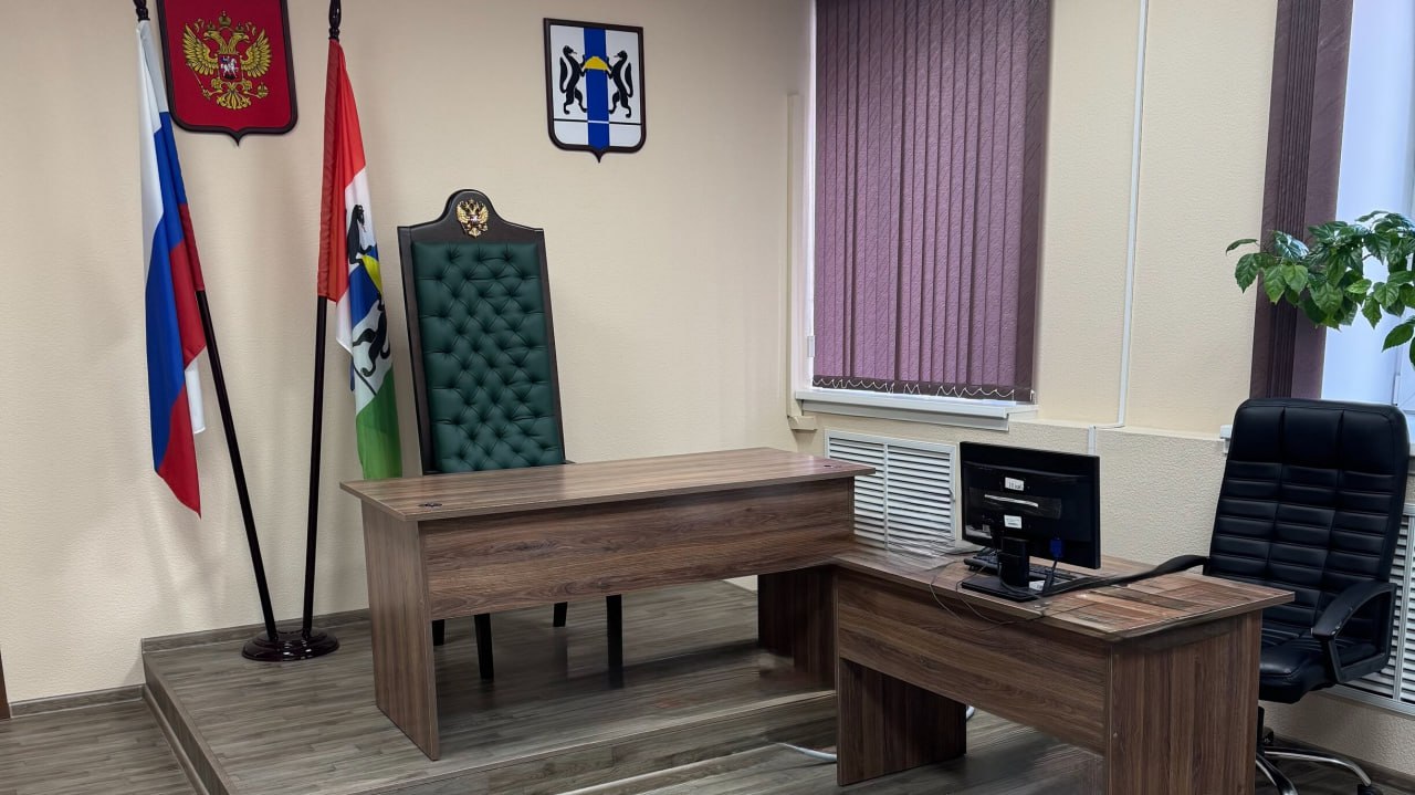 Новосибирца оштрафовали на 100 тыс за пропаганду ЛГБТ в ТГ канале В Новосибирске мужчина размещал в Телеграме посты которые в суде признали пропагандой ЛГБТ Сибиряка признали виновным по ч 3 ст 6 21 КоАП пропаганда нетрадиционных сексуальных отношений с применением информационно телекоммуникационных сетей Об этом проинформировали в группе Мировые судьи Центрального района г Новосибирск в соцсети ВКонтакте Судьей установлено что С в кроссплатформенном мессенджере Телеграмм разместил публикации с изображением текста и фотоизображения относящиеся к пропаганде нетрадиционных сексуальных отношений экстремистского движения Несмотря на довод С о доступности публикаций лишь ограниченному кругу лиц суд установил что указанные публикации были доступны неопределенному кругу пользователей в мессенджере Телеграмм сообщили в группе Мужчине назначено административное наказание в виде штрафа в 100 тысяч рублей Пока постановление в законную силу не вступило запрещено и признано в России экстремистским движением