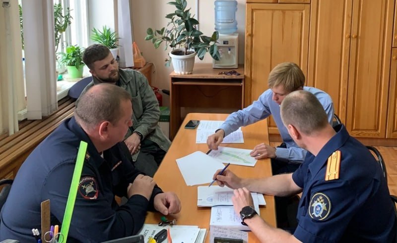 По требованию Госавтоинспекции компании по прокату самокатов в Златоустовском городском округе начнут блокировать нарушителям доступ к услуге Начальник златоустовской Госавтоинспекции подполковник полиции Евгений Ярушин и заместитель руководителя следственного отдела по г. Златоусту СУ СК РФ по Челябинской области подполковник юстиции Егор Малев инициировали рабочую встречу с представителями компаний, предоставляющих в городе услуги по прокату электросамокатов. Основной целью этой встречи стало обеспечение безопасности участников дорожного движения. Теперь все выявленные автоинспекторами нарушения со стороны пользователей электросамокатов будут передаваться в кикшеринговую компанию для предупреждения или блокировки аккаунта нарушителя. Таким образом, доступ к услуге для них будет закрыт. Представители организаций по прокату электросамокатов заверили, что все пользователи перед поездкой предупреждаются об ответственности за нарушения правил дорожного движения и будут нести материальную ответственность в виде штрафов, которые оговорены в условиях оферты. Пользователям электросамокатов важно помнить: максимальная скорость на самокате не должна превышать 25 км/ч; запрещается передвигаться на одном самокате вдвоем; не забывайте о своей безопасности и избегайте катания в состоянии алкогольного опьянения; при переходе дороги по регулируемому и нерегулируемому пешеходному переходу следует спешиться и вести самокат рядом с собой. #мвд74 #полиция74 #полицияюжногоурала #челябинскаяобласть #златоуст #госавтоинспекция