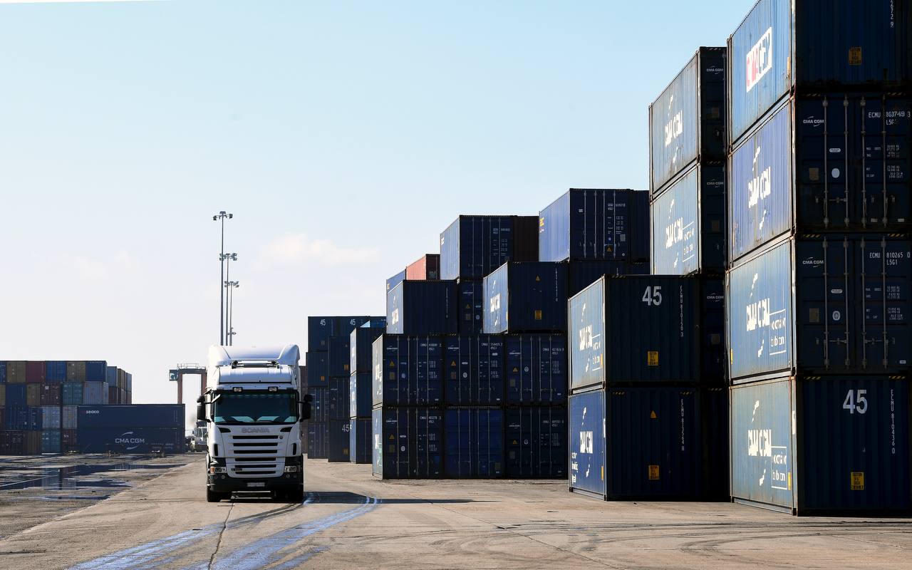 Правительство продолжает оказывать господдержку российским экспортерам  Выделено более 2 млрд рублей на компенсацию части процентных ставок по экспортным кредитам и части страховой премии по договорам страхования экспортных кредитов  Средства пойдут на субсидирование кредитов предоставленных предприятиям несырьевой и неэнергетической отраслей промышленности поставляющим свою продукцию на внешние рынки  Такие организации реализуют специальные корпоративные программы направленные на повышение конкурентоспособности увеличение объемов производства и реализации продукции и имеют доступ к механизмам льготного кредитования  Принятое решение направлено на поддержку и развитие экспортно ориентированных производств Оно позволит увеличить объем поставок российской промышленной продукции на внешние рынки Подписаться на Правительство России в MAX