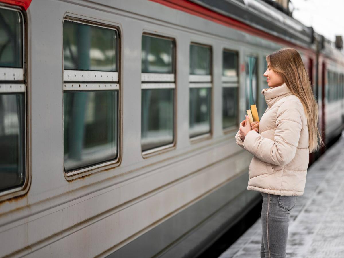 В России растет спрос на поездки в турпоездах С 2019 года количество туристских маршрутов РЖД выросло с 12 до 110 сейчас они охватывают 48 российских регионов При этом в РЖД отмечают что спрос на них растет ежегодно В прошлом году ими воспользовались почти 1 1 млн путешественников что на 17 больше чем годом ранее а за 8 месяцев текущего года перевозки выросли ещё на 20 до 918 тыс человек говорит замглавы компании Иван Колесников Планируется запуск новых маршрутов среди них Космические выходные Москва Самара Оренбург Саранск Москва Он стартует в 2026 году и приурочен к 65 летию первого полёта человека в космос atorus