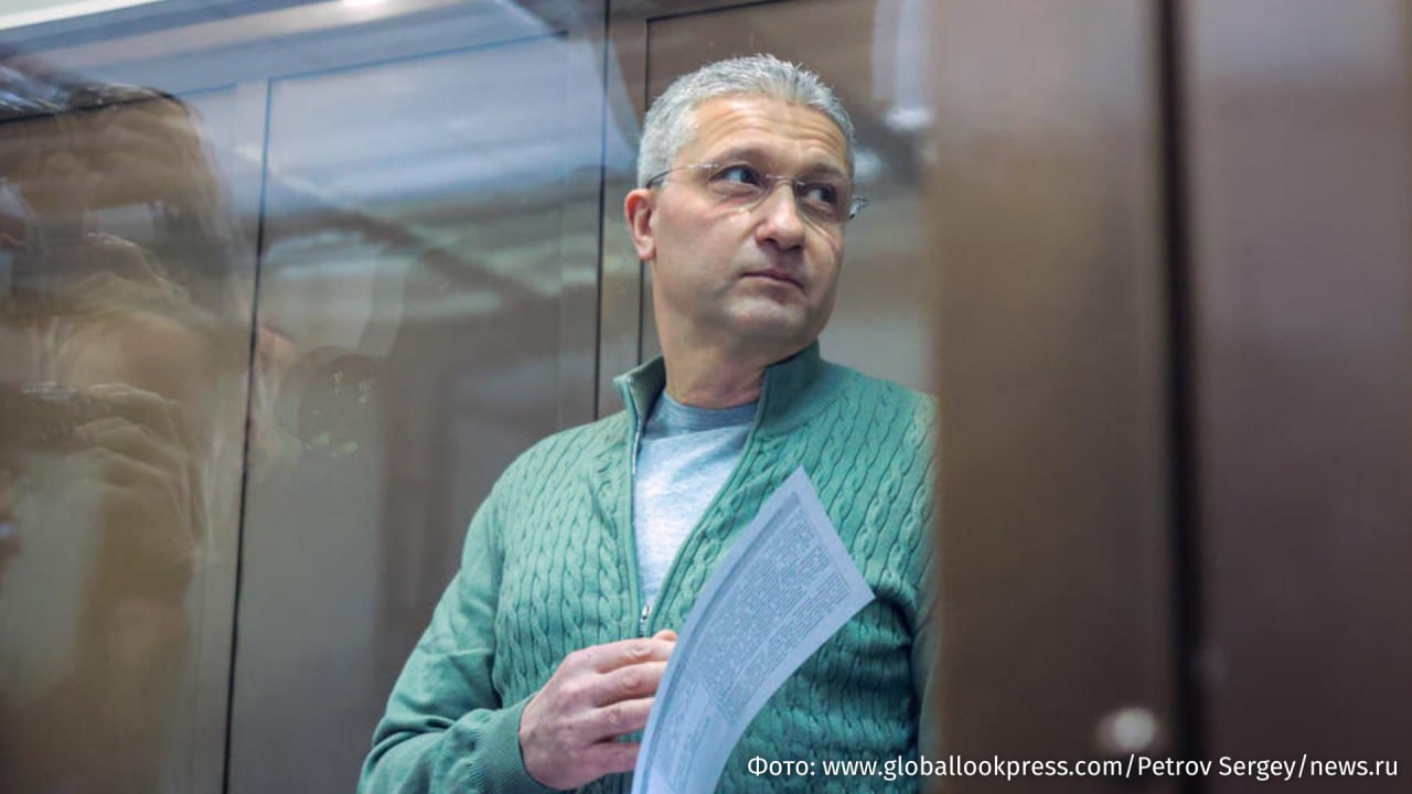 Экс замминистр обороны Тимур Иванов признан банкротом судом Москвы передает корреспондент РЕН ТВ Ранее банк ПСБ увеличил требования к Иванову осужденного за растрату начислив проценты сумма долга увеличилась до 227 9 млн рублей Также Иванов изъявил желание отправиться на СВО где намерен служить в штурмовом подразделении  Бывшего замминистра задержали 23 апреля 2024 года По версии следствия он вступал в преступный сговор с главами подрядных организаций работавших на объектах Минобороны и заключал с ними контракты в обмен на личное вознаграждение 1 июля 2025 года Иванова приговорили к 13 годам колонии штрафу в 100 млн рублей и лишили званий и наград Позже 27 августа против него возбудили новое дело а 26 ноября суд рассмотрит иск Генпрокуратуры об изъятии его имущества в доход государства РЕН ТВ в Telegram в MAX