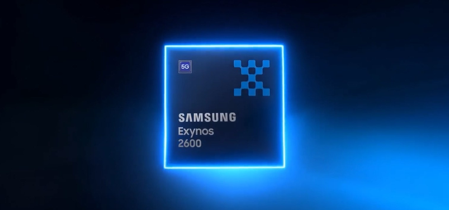 Samsung представила Exynos 2600 это первая 2 нм SoC Компания официально рассказала о своем новом флагманском чипе Он построен по собственному 2 нм техпроцессу с прорывной технологией Gate All Around которая пришла на замену FinFET Qualcomm и Apple получат чипы схожего уровня только во второй половине 2026 года Exynos получил суммарно 10 кокосов одно суперъядро на 3 8 ГГц три производительных ядра на 3 26 ГГц и шесть энергоэффективных на 2 76 ГГц В тесте Geekbench чип набирает порядка 3400 11 000 баллов близко к Snapdragon 8 Elite Gen 5 но решение Samsung должно быть более энергоэффективным Exynos 2600 станет основой Galaxy S26 которые выйдут в феврале 2026 года Мой Компьютер