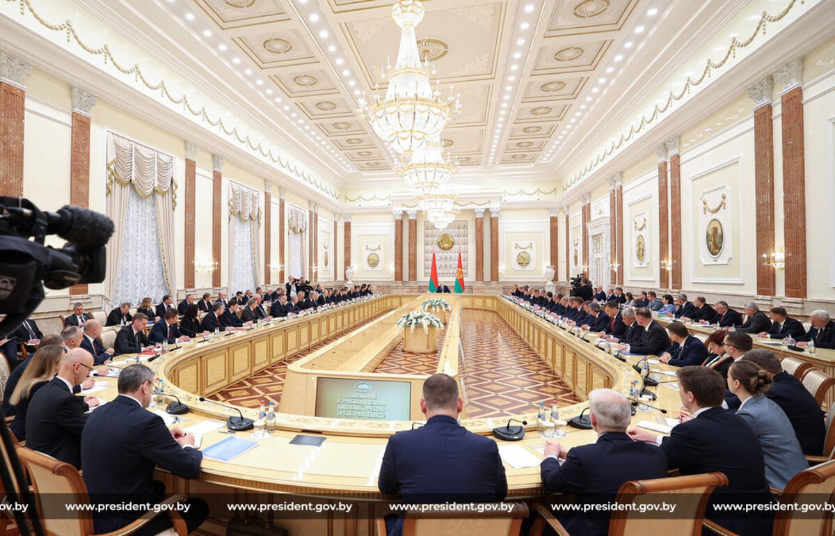 Александр Лукашенко провел совещание с руководителями дипломатических представительств Беларуси Мероприятие проходило в расширенном формате, участвовали представители МИД, руководители загранучреждений, временные поверенные, другие должностные лица. «Этот и будущие годы будут очень сложными и напряженными. Не только во время войны и во время военных действий приходится мобилизовываться, но и в мирное время. Считайте, что мы живем в очень сложное мирное время, когда нужна военная мобилизация. Хочу, чтобы все это усвоили. Нужны жесткие, порой нетрадиционные методы работы. Но экономику страны нужно удержать. Это непросто при той лихорадке, которая присутствует на международных рынках, в глобальной экономике», – сказал Глава государства. Подробности на сайте МОЗЫРЬ NEWS.