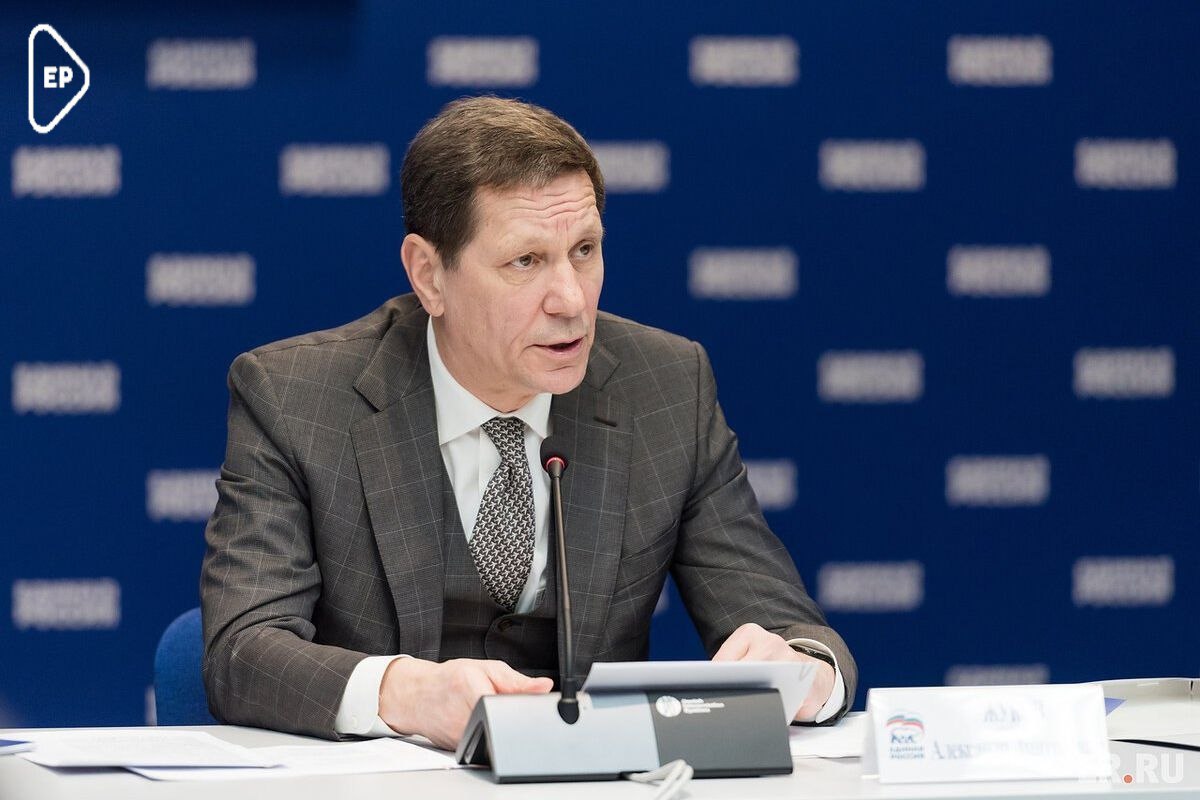 Александр Жуков Омской области выделили почти 250 млн рублей на ремонт пострадавших от паводка школ Решение о выделении Омской области средств было принято на заседании комиссии Федерального Собрания РФ по перераспределению бюджетных ассигнований В 2025 году решено выделить региону почти 250 млн рублей на капитальный ремонт объектов образования пострадавших в результате чрезвычайной ситуации в регионе Речь идёт об Усть Ишимском лицее Альфа Ашеванской ООШ Слободчиковской ООШ и Тарском индустриально педагогическом колледже сообщил первый заместитель председателя Государственной Думы депутат Единой России от Омской области Александр Жуков Отметим вопрос выделения финансирования ранее обсуждался в ходе визита Председателя Правительства РФ Михаила Мишустина в Омскую область Секретарь регионального отделения партии губернатор Виталий Хоценко поблагодарил главу российского Правительства за поддержку ЕдинаяРоссия ЕР55