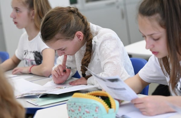 Минпросвещения планирует сократить количество часов на изучение иностранных языков Речь идёт о занятиях в 5 7 классах С таким заявлением выступил ректор Московского педагогического государственного университета Алексей Лубков С 2026 учебного года министерство просвещения планирует сократить число часов иностранного языка с трёх часов в неделю до двух то есть общий объём уменьшится с 510 до 408 часов сообщил собеседник РИА Новости По словам Лубкова эта мера необходима для оптимизации нагрузки на учащихся и рационального перераспределения времени При этом ректор МПГУ отметил что в 8 и 9 классах иностранный язык как и раньше будет изучаться три часа в неделю Подписаться на Говорит Москва Telegram VK MAX