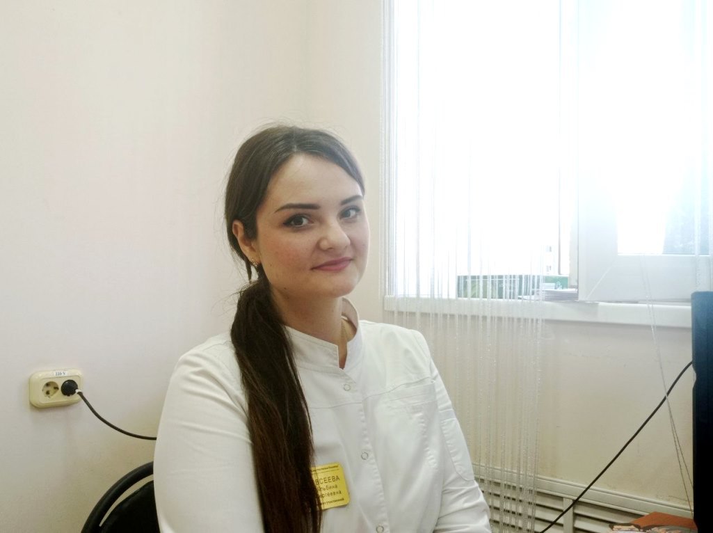 Выпускница Пензенского мединститута стала «Земским доктором» в Шемышейской участковой больнице  С начала 2025 года по программе «Земский доктор» в медицинские организации области трудоустроено уже 23 врача.   Альбина Евсеева — четвёртый «Земский доктор», поступивший на работу в Шемышейскую участковую больницу. В июле 2025 года она с отличием окончила Медицинский институт Пензенского государственного университета по специальности «Лечебное дело» и сразу же начала работать участковым врачом-терапевтом.  На новом месте Альбина планирует получить практический опыт и определиться с направлением терапевтического профиля для дальнейшего обучения в ординатуре.     #пензенскаяобласть #здравоохранение