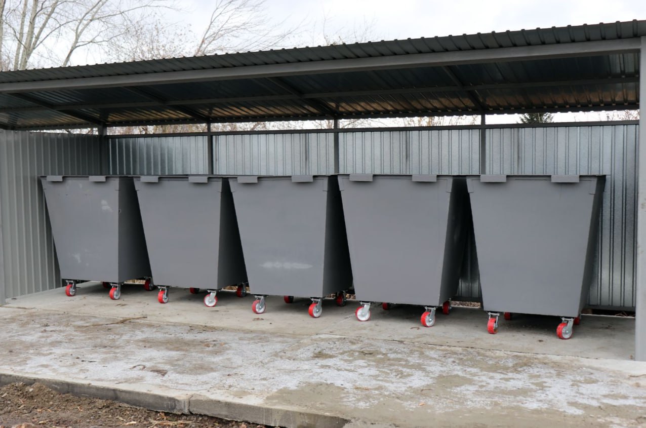 9  4   новые стоянки для накопления твёрдых коммунальных отходов появятся в этом году По 40 площадкам работы уже выполнены На оставшихся 54 подрядчик подготавливает и заливает основание устанавливает ограждение с навесом и обустраивает плавный скат для перемещения баков Всего в городе установят более 1300 новых контейнеров Все работы завершат в этом году Сегодня ход работ по обустройству площадок для накопления ТКО проверили в Центральном районе Подробно о выезде можно почитать здесь Работы проводят по национальному проекту Экологическое благополучие В следующем сезоне при поддержке министерства экологии эта работа продолжится Эколог и Я