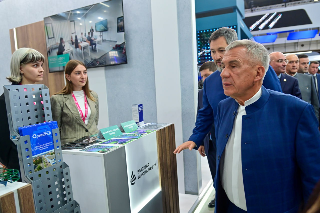 Официально на выборы раиса Татарстана выдвинуто два кандидата Председатель Центральной избирательной комиссии Татарстана Андрей Кондратьев сообщил, что на выборы раиса Татарстана от четырех политических партий были выдвинуты кандидаты. Так, от «Единой России» будет участвовать действующий глава республики Рустам Минниханов, от КПРФ - первый секретарь татарстанского отделения партии Хафиз Миргалимов, от ЛДПР – координатор отделения в РТ Руслан Юсупов, а от «Российская партия пенсионеров за социальную справедливость» – председатель правления регионального отделения Виталий Смирнов. При этом документы для выдвижения в качестве кандидата подали всего два человека – Минниханов и Юсупов. Напомним, что выборы раиса Татарстана пройдут 14 сентября 2025 года. Причем пройдут они в однодневном формате, так как, по словам Андрея Кондратьева, в республике отсутствует социальный запрос на многодневное голосование. Председатель ЦИК РТ подчеркнул, что многодневное голосование было актуально в период пандемии, когда был запрос на разгрузку участков. Обратная связь Подписаться