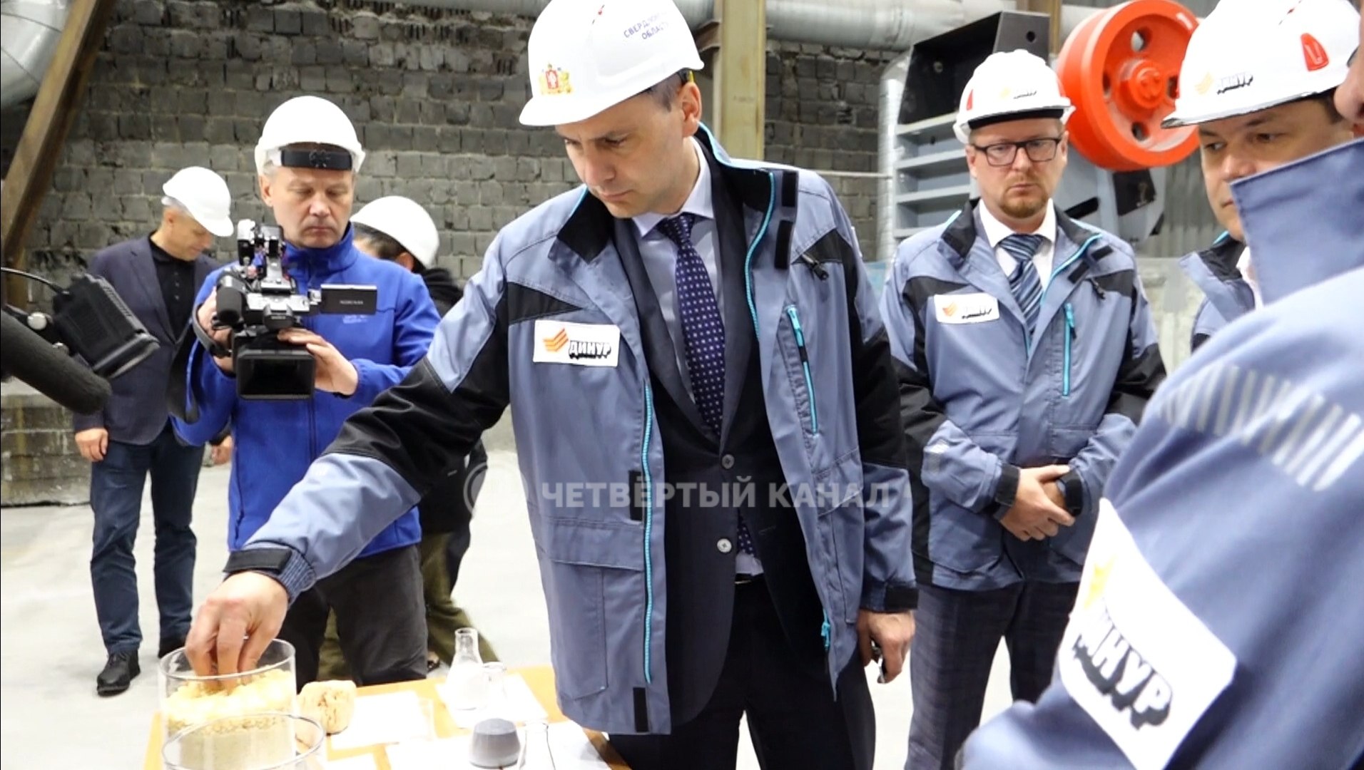 Ледовую арену на 5000 зрителей в Первоуральске откроют в 2027 году Об этом договорился с подрядчиком губернатор Свердловской области Денис Паслер во время рабочего визита в город Первоуральск имеет давние традиции в русском хоккее поэтому мы продолжаем активно развивать этот вид спорта Как только арена будет готова планируем проводить здесь общероссийские соревнования по хоккею с мячом За спортсменов смогут болеть сразу пять тысяч зрителей добавил Денис Паслер Губернатор также поздравил коллектив градообразующего предприятия Хромпик со 110 летием завода Проект модернизации комплекса стоимостью свыше 60 млрд рублей про который мы писали ранее выполнен более чем наполовину Это позволило втрое нарастить выпуск продукции Денис Паслер также посетил школу 12 и отметил что учителя довольны обновленным оборудованием За последние два года в кабинеты химии и физики закупили новое оборудование лабораторные столы микроскопы центрифугу магнитно маркерные доски и многое другое Дети и учителя довольны   классно что появляются новые спортобъекты по всему региону Подписаться на 4 канал Мы в MAX