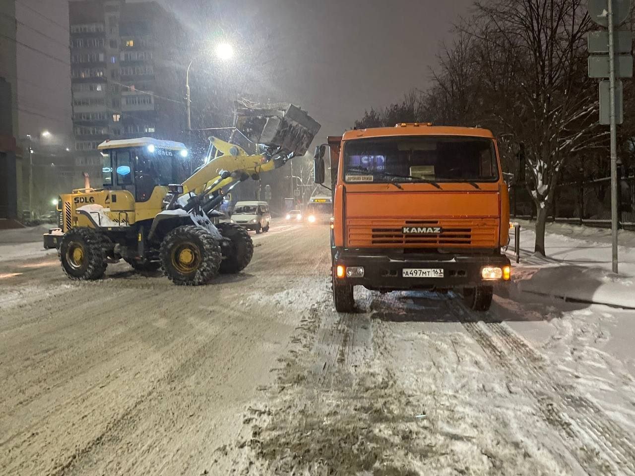 Самарских водителей просят не парковать сегодня ночью автомобили вдоль проезжей части  Из-за сильного снегопада снегоуборочная техника должна качественно очистить дороги областной столицы.  На расчистку города в ночь выходят 220 спецмашин.  - Поручил подготовить эвакуаторы. Совместно с ГИБДД начинаем эвакуацию машин, которые припаркованы в неположенных местах, - заявил и.о. главы Самары Иван Носков.  В Тольятти на дороги города в ночь заступают 67 спецмашин и 30 дорожных рабочих.  - Что касается внутриквартальных территорий — там работу начнём завтра с 5 часов утра. На смену заступят 29 ед. техники и 180 дворников. Мы ожидаем, что основной снегопад к утру закончится, жители начнут разъезжаться на работу, и у нас будет возможность качественно расчистить снег на территориях кварталов, - отметил первый замглавы Автограда Илья Сухих.    SOVAINFO   Прислать новость Больше новостей - на sovainfo.ru