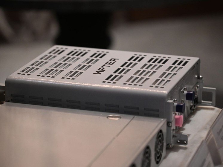 Рынок частных сетей LTE в России показывает рост Аналитики ИАА TelecomDaily прогнозируют что российский рынок выделенных сетей Private LTE 5G pLTE по итогам 2025 года вырастет почти на 50 достигнув объема в 7 4 млрд рублей Этот рост продолжает динамику 2024 года когда сегмент увеличился сразу в 1 5 раза Согласно отчету с 2018 по 2025 годы в России было запущено 162 публичных проекта pLTE Лидером по их общему количеству является МТС реализовавшая 69 проектов 43 рынка На втором месте МегаФон с 56 проектами 35 на третьем Ростелеком с 7 проектами 4 Доля остальных игроков составляет 18 В 2025 году на долю МТС пришлось 45 реализованных проектов на остальных игроков рынка суммарно пришлось 55 Основными заказчиками технологий выступают промышленные предприятия Почти половина 46 коммерческих проектов за семь лет реализована для горнодобывающей отрасли Значительная доля приходится на нефтегазовый сектор 16 транспорт 12 энергетику 11 и нефтехимию 8 Аналитики отмечают что рынок постепенно переходит от пилотных испытаний к серийным внедрениям а основной спрос формируется в отраслях с высокой операционной зависимостью от надежной связи В долгосрочной перспективе с 2026 по 2028 годы рынок pLTE 5G будет стабильно расти на 25 30 в год С полным текстом исследования можно ознакомиться по ссылке