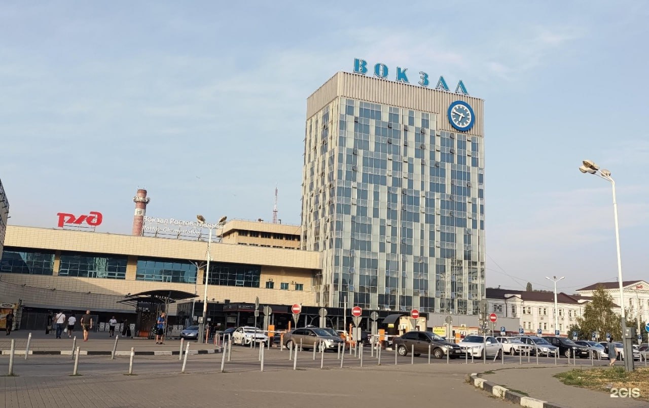 Подросток заявил о якобы опасности на ж/д вокзале в Ростове Транспортные полицейские установили личность подростка, заявившего о якобы существующей опасности на железнодорожном вокзале «Ростов-Главный». Об этом сообщает пресс-служба УТ МВД России по СКФО. «В дежурную часть Ростовского линейного управления МВД поступило сообщение от руководителя службы безопасности учреждения о том, что на официальную интернет-платформу пришло уведомление о якобы существующей угрозе на территории транспортного узла», – пишет источник. Правоохранители со служебной собакой оперативно обследовали территорию вокзала и прилегающую к нему зону. Никакой опасности специалисты не обнаружили. Позже полицейские отыскали злоумышленника и установили его личность. Им оказался 16-летний местный житель, признавшийся, что оставил ложное сообщение после ссоры с младшим братом. Следователи возбудили уголовное дело за заведомо ложное сообщение об акте терроризма. Максимальное наказание, которое грозит несовершеннолетнему, – пять лет тюремного заключения. Подписаться на "Новости Ростова" Прислать новость