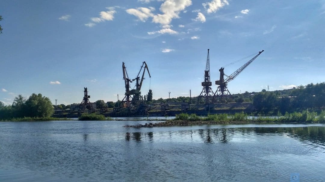 Инцидент на Днестре: стрельба в Зоне безопасности у села Варница В ночь с 21 на 22 мая в Зоне безопасности на реке Днестр произошёл инцидент с применением огнестрельного оружия. Трое неизвестных открыли огонь по инспектору Рыбохотнадзора Левобережья, после чего скрылись в направлении села Варница, пишет Rupor. По представленной информации, инспектор находился в рейде в районе села Парканы порт Варница , когда заметил двоих человек, ловивших рыбу сетью в период действия нерестового запрета. Нарушители, услышав звук лодочного мотора, направились на берег со стороны Варницы, где их уже ожидал третий неизвестный. Загрузив лодку в автомобиль, все трое покинули место происшествия. Однако вскоре автомобиль остановился, и находившиеся в нем мужчины открыли огонь по инспектору. К счастью, пострадавших нет.