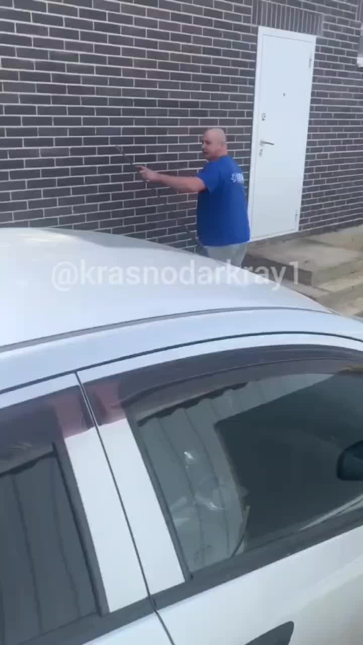 Неадекватный мужчина в Краснодаре угрожает соседям и ранит ребенка