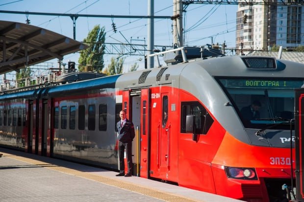 Новую электричку пустят по маршруту Волгоград 1 Шпалопропитка В эксплуатацию дополнительную городскую электричку введут с 26 декабря Она свяжет станции Волгоград 1 и Шпалопропитка Регулярность движения один рейс каждую пятницу Как сообщили в пресс службе железнодорожной компании электропоезд 6337 Волгоград 1 Шпалопропитка будет оправляться в 16 40 прибытие на конечную остановку запланировано на 17 30 Тем временем обратный поезд 6338 Шпалопропитка Волгоград 1 будет начинать движение в 19 55 и завершит путь в 20 45 Кроме того с 23 декабря изменится и периодичность движения пригородного поезда Волгоград 1 Суровикино Теперь рейсы будут совершать пять раз в неделю по понедельникам средам пятницам субботам и воскресеньям Так электричка 6615 Волгоград 1 Суровикино будет отходить в 06 42 а прибывать на 09 32 Обратный транспорт 6616 Суровикино Волгоград 1 покинет станцию в 13 03 и будет приезжать в 16 03