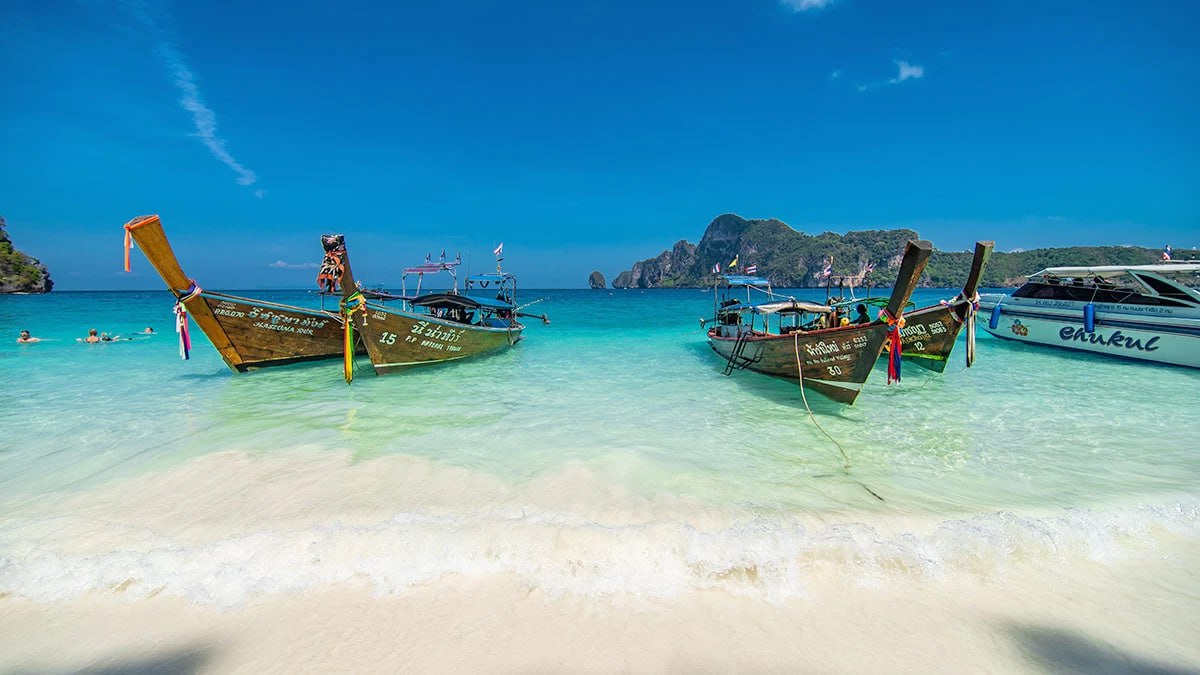 Внешний туризм России в 2025 году вырос на 22 до оборота 57 млрд Это 16 е место среди 55 крупнейших экономик мира По темпам увеличения рынка наша страна оказалась на 4 м месте после Аргентины Нигерии и Вьетнама Выезжать за границу в 2025 г россияне стали на 7 чаще совершив 29 4 млн поездок хотя это по прежнему значительно ниже уровня доковидного 2019 года 45 млн А вот приезжающих иностранцев у нас в 3 раза меньше чем 6 лет назад 7 9 млн против 25 млн в 2019 г согласно данным Росстата По тратам россиян за рубежом Россия на 6 м месте с показателем 48 млрд тогда как по поступлениям от иностранных туристов на 39 й 8 8 млрд Импорт этих услуг превышает экспорт примерно в 5 5 раза что делает нашу страну одним из наиболее интенсивных доноров международного туризма Топ Бизнес Подписаться в MAX