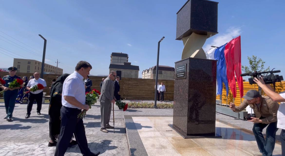 В пригороде Махачкалы открыли мемориал погибшим при взрыве на станции техобслуживания 14 августа 2023 года. В церемонии открытия принял участие глава Дагестана Сергей Меликов, мэр города Джамбулат Салавов.